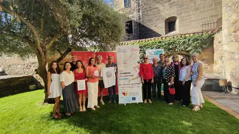 Una carrera solidaria unirá los 1.363 kilómetros de las ciudades hermanas de Les Herbiers (Francia) y Coria (Cáceres) Una carrera solidaria unirá los 1.363 kilómetros de las ciudades hermanas de Les Herbiers (Francia) y Coria (Cáceres)