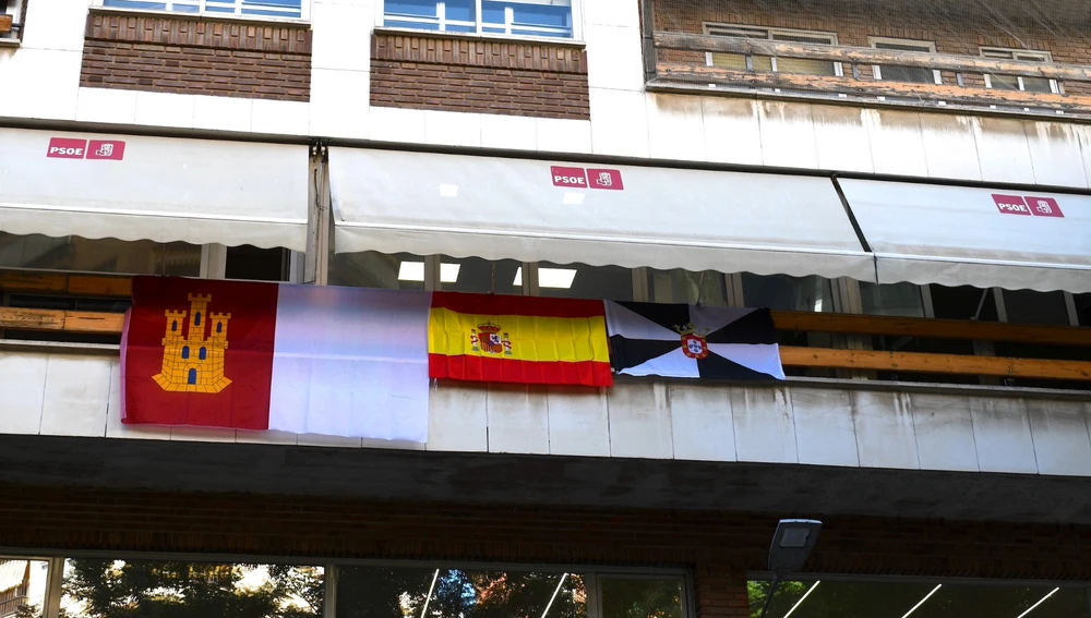 Banderas de C-LM, España y Ceuta en la sede provincial del PSOE Banderas de C-LM, España y Ceuta en la sede provincial del PSOE