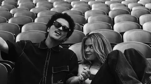 Bruno Mars y Karol G en el videoclip de 'Still' Bruno Mars y Karol G en el videoclip de 'Still'