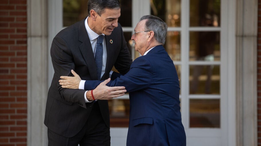 El presidente del Gobierno, Pedro S&aacute;nchez (i), recibe al presidente de Ceuta, Juan Jes&uacute;s Vivas (d), en el Palacio de La Moncloa, a 22 de noviembre de 2024, en Madrid (Espa&ntilde;a). 