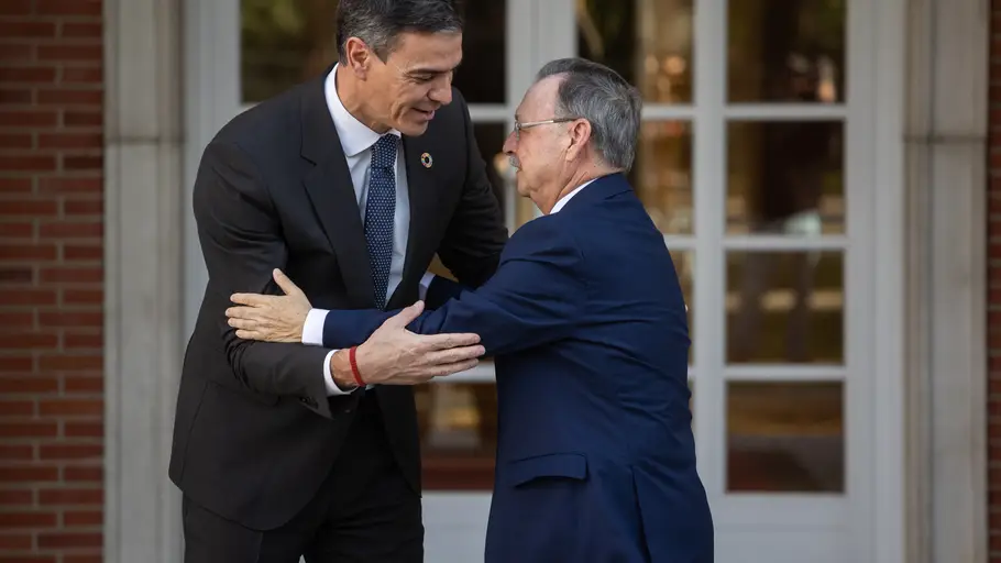 El presidente del Gobierno, Pedro Sánchez (i), recibe al presidente de Ceuta, Juan Jesús Vivas (d), en el Palacio de La Moncloa, a 22 de noviembre de 2024, en Madrid (España). El presidente del Gobierno, Pedro Sánchez (i), recibe al presidente de Ceuta, Juan Jesús Vivas (d), en el Palacio de La Moncloa, a 22 de noviembre de 2024, en Madrid (España).