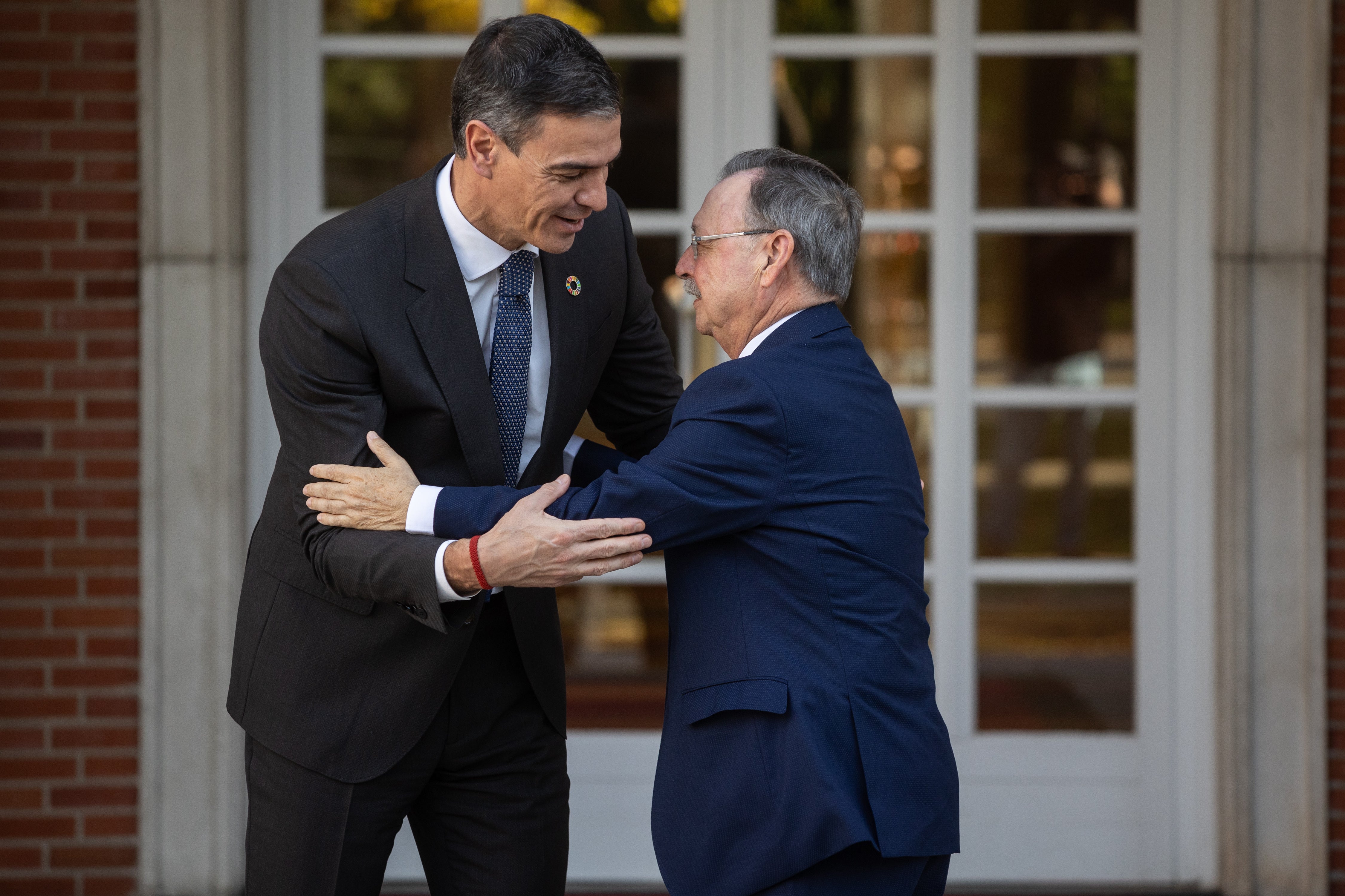 El presidente del Gobierno, Pedro Sánchez (i), recibe al presidente de Ceuta, Juan Jesús Vivas (d), en el Palacio de La Moncloa, a 22 de noviembre de 2024, en Madrid (España). El presidente del Gobierno, Pedro Sánchez (i), recibe al presidente de Ceuta, Juan Jesús Vivas (d), en el Palacio de La Moncloa, a 22 de noviembre de 2024, en Madrid (España).