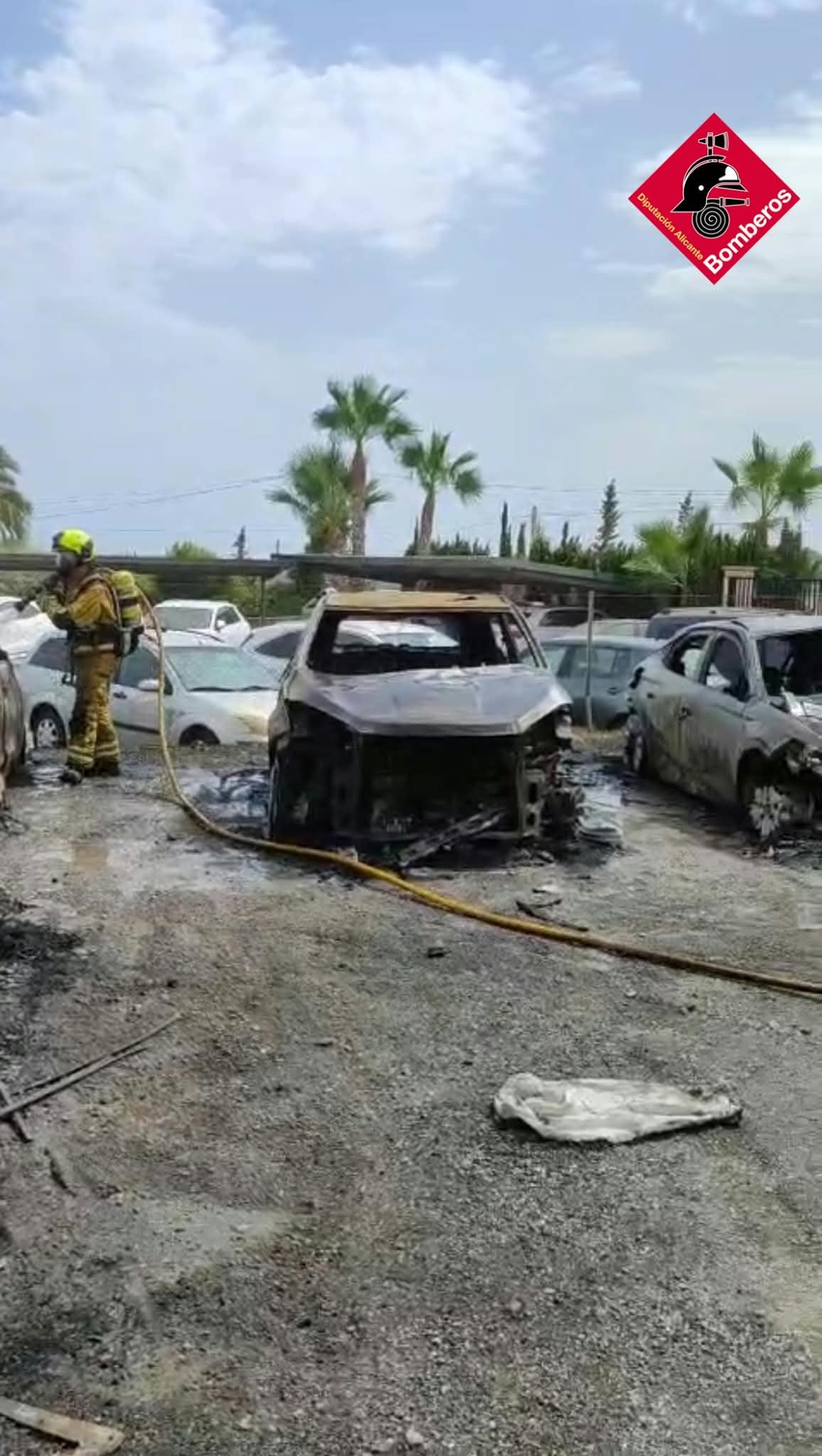 Un incendio calcina nueve coches en una campa del entorno del aeropuerto de El Altet de Elche Un incendio calcina nueve coches en una campa del entorno del aeropuerto de El Altet de Elche