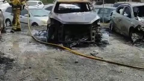 Un bombero en la campa de Elche en la que se ha registrado el incendio. Un bombero en la campa de Elche en la que se ha registrado el incendio.