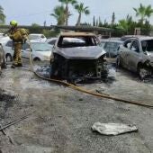 Un bombero en la campa de Elche en la que se ha registrado el incendio.