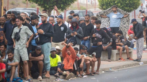 Varios inmigrantes hacen cola, a 1 de septiembre de 2026, en Ceuta (España). La Policía ha practicado tres expulsiones de personas con vínculos con el radicalismo de carácter yihadista detectadas en Ceuta tras la entrada masiva a la ciudad española del pasado 30 de julio. Varios inmigrantes hacen cola, a 1 de septiembre de 2026, en Ceuta (España). La Policía ha practicado tres expulsiones de personas con vínculos con el radicalismo de carácter yihadista detectadas en Ceuta tras la entrada masiva a la ciudad española del pasado 30 de julio.