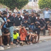 Varios inmigrantes hacen cola, a 1 de septiembre de 2026, en Ceuta (España). La Policía ha practicado tres expulsiones de personas con vínculos con el radicalismo de carácter yihadista detectadas en Ceuta tras la entrada masiva a la ciudad española del pasado 30 de julio. 