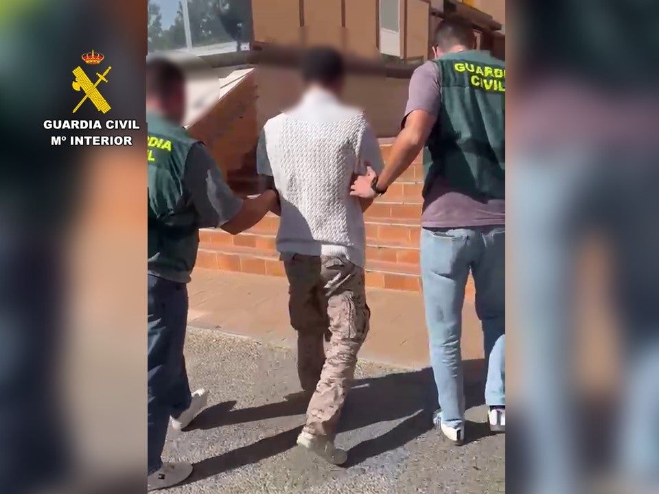 La Guardia Civil esclarece una estafa de más de 76.000 euros cometida contra una mujer de 72 años vecina de Altea La Guardia Civil esclarece una estafa de más de 76.000 euros cometida contra una mujer de 72 años vecina de Altea