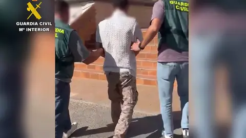 La Guardia Civil esclarece una estafa de más de 76.000 euros cometida contra una mujer de 72 años vecina de Altea La Guardia Civil esclarece una estafa de más de 76.000 euros cometida contra una mujer de 72 años vecina de Altea