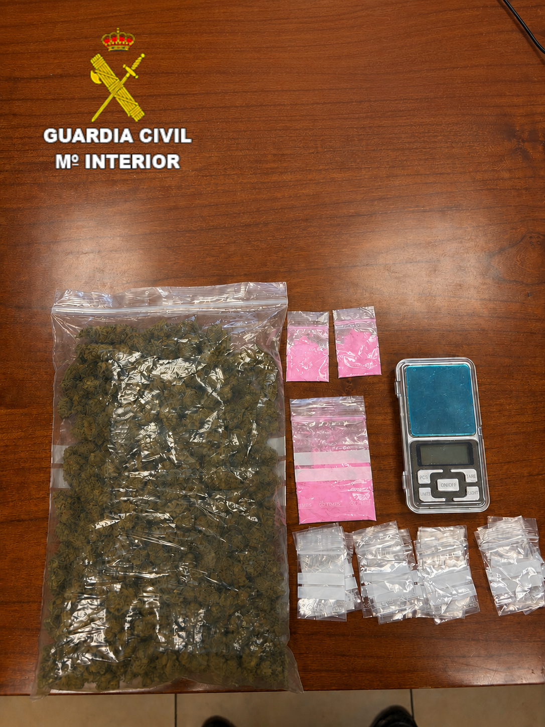 La Guardia Civil detiene a dos personas por tráfico de drogas tras localizar cocaína rosa y marihuana en un vehículo en la A-3 La Guardia Civil detiene a dos personas por tráfico de drogas tras localizar cocaína rosa y marihuana en un vehículo en la A-3