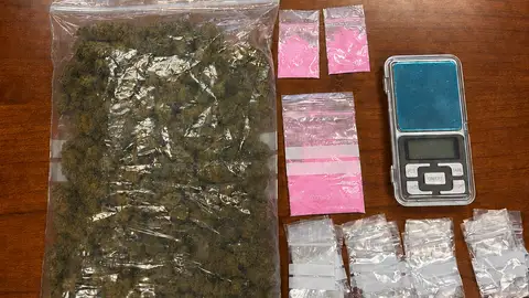 La Guardia Civil detiene a dos personas por tráfico de drogas tras localizar cocaína rosa y marihuana en un vehículo en la A-3 La Guardia Civil detiene a dos personas por tráfico de drogas tras localizar cocaína rosa y marihuana en un vehículo en la A-3