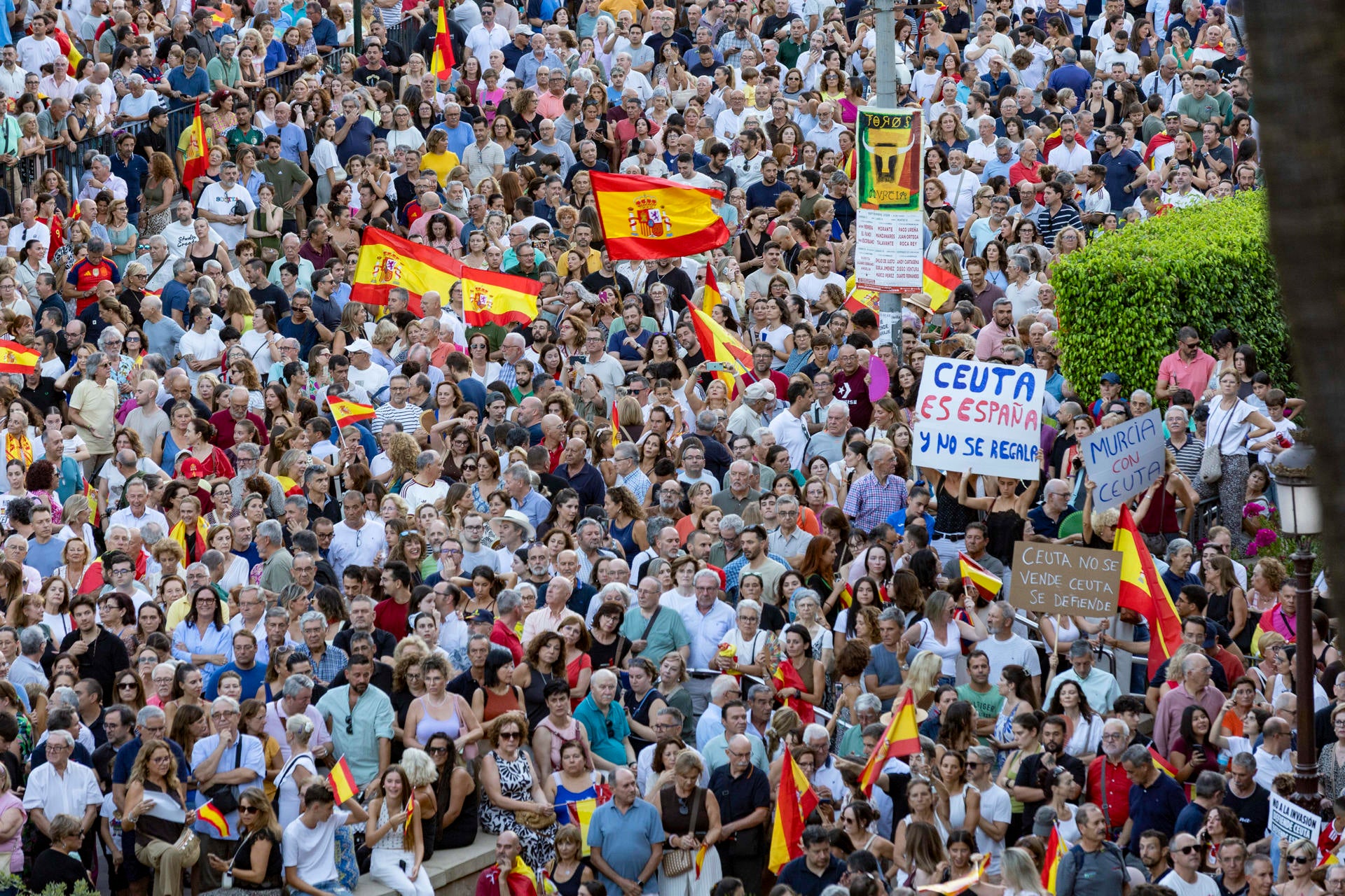 Miles de personas inundan las calles de toda España en apoyo a Ceuta: "Su soberanía no se cuestiona" Miles de personas inundan las calles de toda España en apoyo a Ceuta: "Su soberanía no se cuestiona"