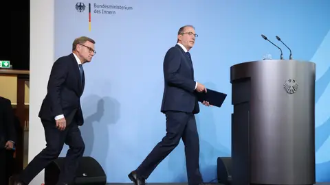 Imagen de los ministros de Interior y Exterior de Alemania, minutos antes de comunicar sus represalias a Rusia. Imagen de los ministros de Interior y Exterior de Alemania, minutos antes de comunicar sus represalias a Rusia.