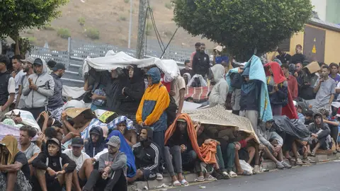 Varios inmigrantes hacen cola en Ceuta Varios inmigrantes hacen cola en Ceuta