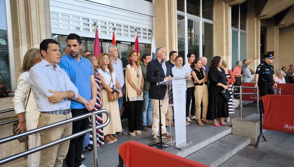 Representantes institucionales y políticos en la concentración Representantes institucionales y políticos en la concentración