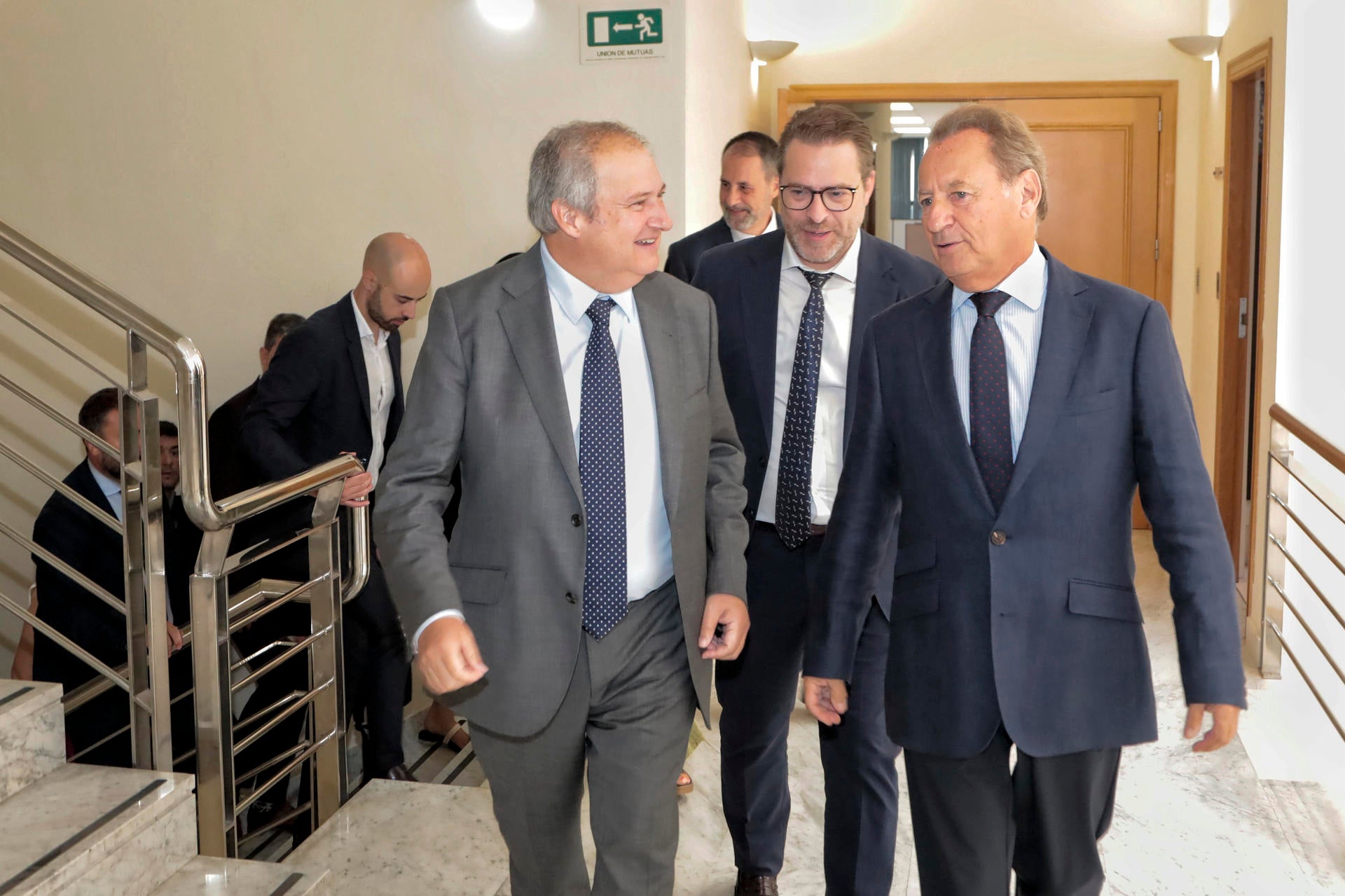 El ministro de Industria y Turismo, Jordi Hereu (i), durante su visita este miércoles a la sede de la Asociación Española de Fabricantes de Azulejos y Pavimentos Cerámicos (ASCER).El ministro de Industria y Turismo, Jordi Hereu (i), durante su visita este miércoles a la sede de la Asociación Española de Fabricantes de Azulejos y Pavimentos Cerámicos (ASCER). EFE/Andreu Esteban El ministro de Industria y Turismo, Jordi Hereu (i), durante su visita este miércoles a la sede de la Asociación Española de Fabricantes de Azulejos y Pavimentos Cerámicos (ASCER).El ministro de Industria y Turismo, Jordi Hereu (i), durante su visita este miércoles a la sede de la Asociación Española de Fabricantes de Azulejos y Pavimentos Cerámicos (ASCER). EFE/Andreu Esteban