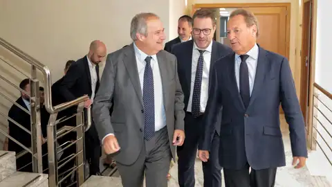 El ministro de Industria y Turismo, Jordi Hereu (i), durante su visita este miércoles a la sede de la Asociación Española de Fabricantes de Azulejos y Pavimentos Cerámicos (ASCER).El ministro de Industria y Turismo, Jordi Hereu (i), durante su visita este miércoles a la sede de la Asociación Española de Fabricantes de Azulejos y Pavimentos Cerámicos (ASCER). EFE/Andreu Esteban El ministro de Industria y Turismo, Jordi Hereu (i), durante su visita este miércoles a la sede de la Asociación Española de Fabricantes de Azulejos y Pavimentos Cerámicos (ASCER).El ministro de Industria y Turismo, Jordi Hereu (i), durante su visita este miércoles a la sede de la Asociación Española de Fabricantes de Azulejos y Pavimentos Cerámicos (ASCER). EFE/Andreu Esteban