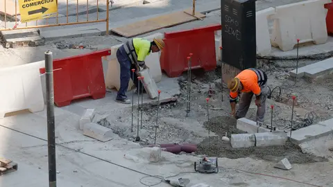 Unos obreros trabajando en València. Unos obreros trabajando en València.