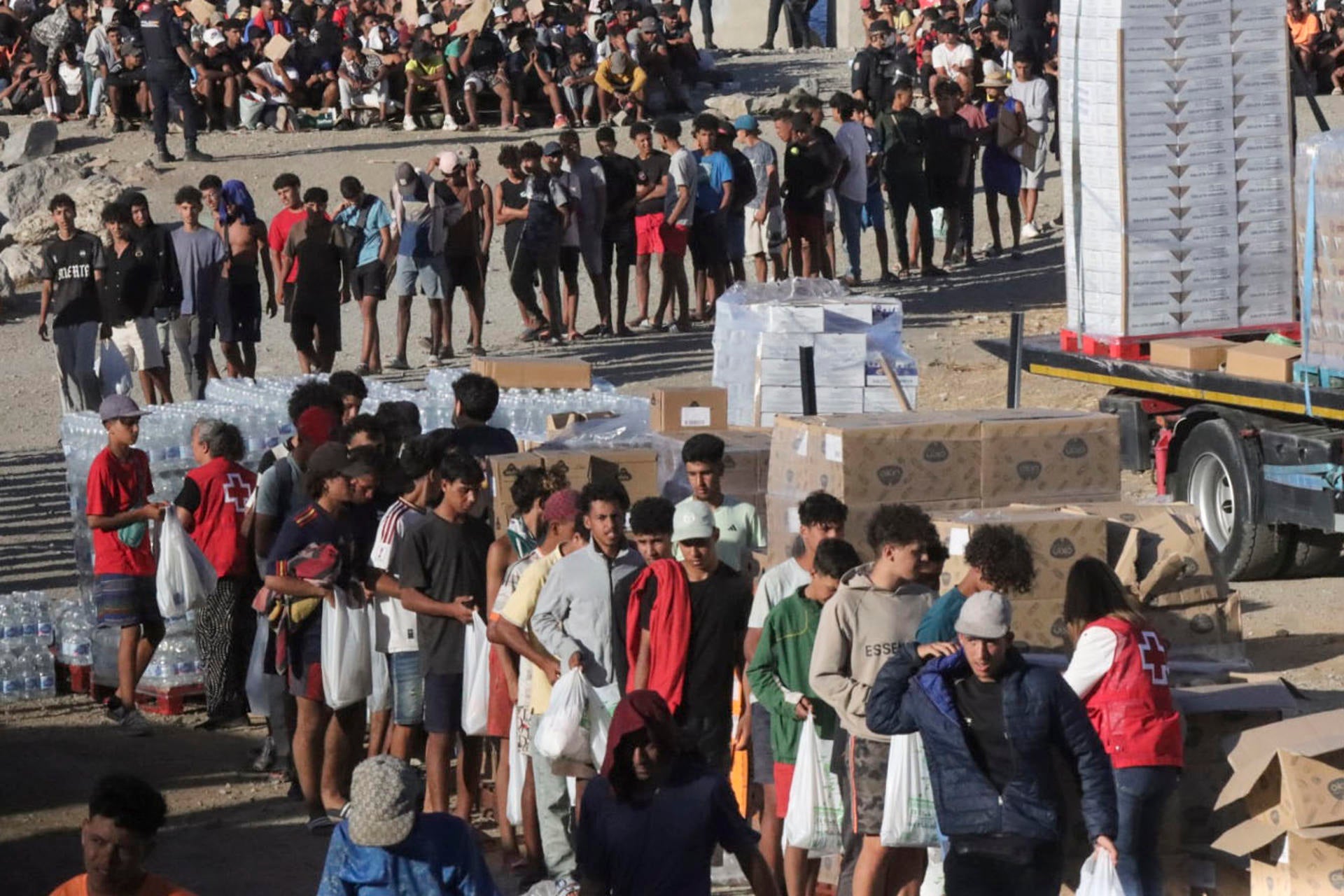 Cientos de inmigrantes en la playa de El Trampolín (Ceuta) Cientos de inmigrantes en la playa de El Trampolín (Ceuta)