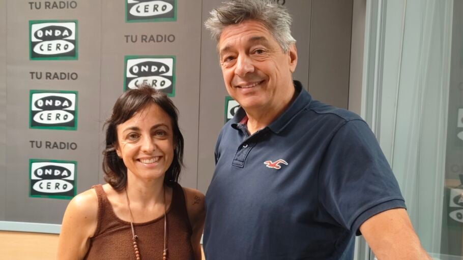 Marta Fern&aacute;ndez, directora del grupo de teatro Las Cuenteatreras, y &Oacute;scar Campos, director del CEIP Doctora de Alcal&aacute; 