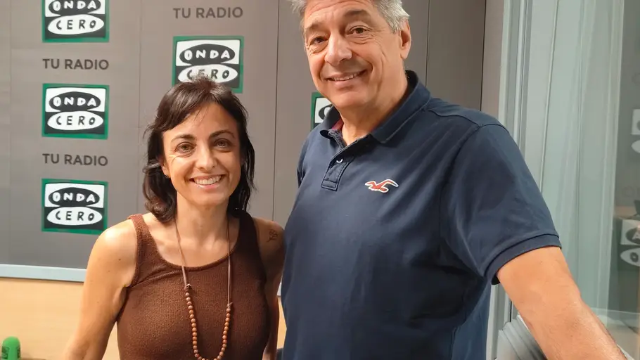 El grupo teatral Las Cuenteatreras preparan para este curso un nuevo proyecto teatral en el que aplican la neurociencia Marta Fernández, directora del grupo de teatro Las Cuenteatreras, y Óscar Campos, director del CEIP Doctora de Alcalá
