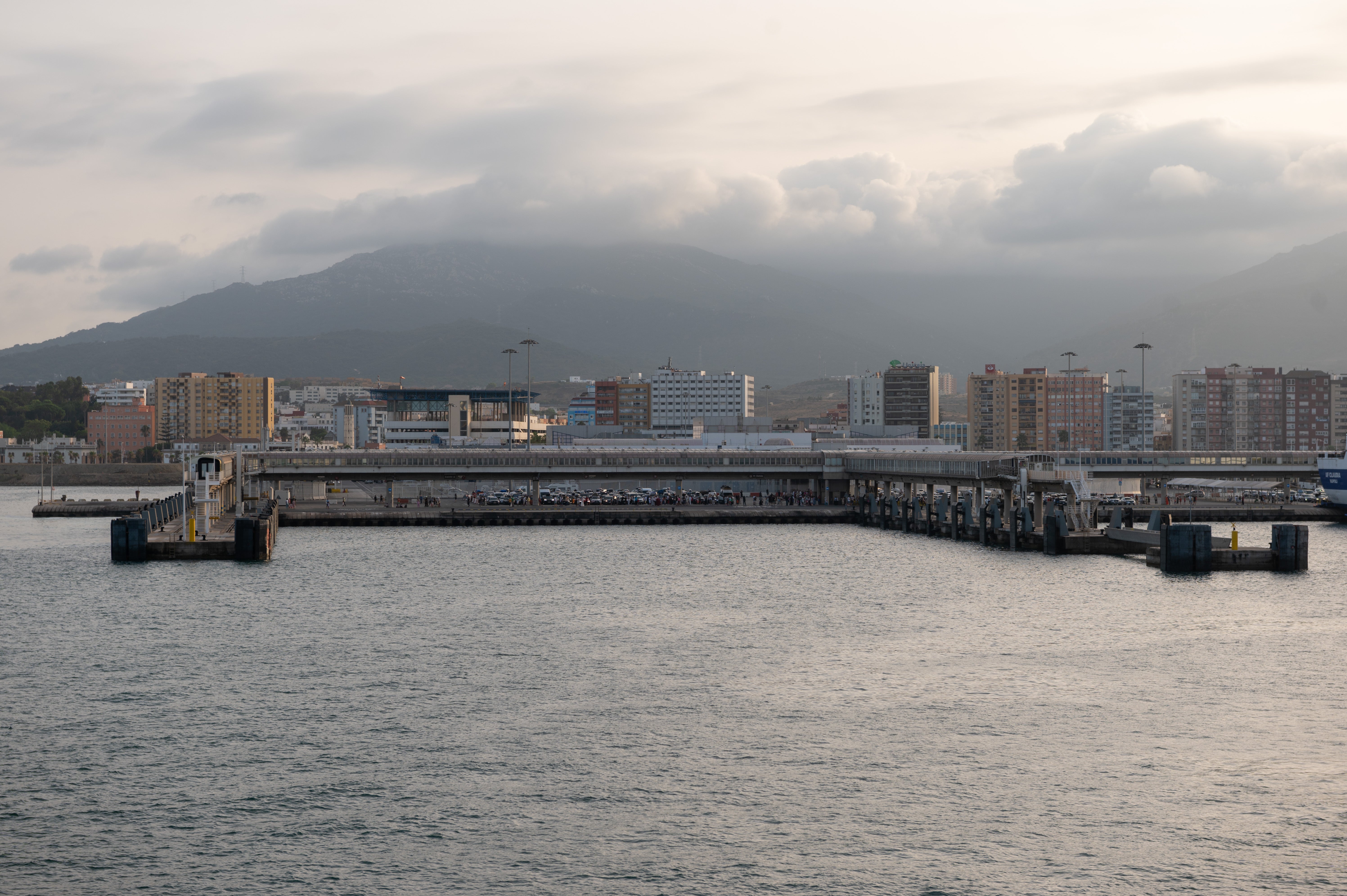 Dos mujeres mueren al caer un coche al mar en el puerto de Algeciras cuando intentaban embarcar Dos mujeres mueren al caer un coche al mar en el puerto de Algeciras cuando intentaban embarcar