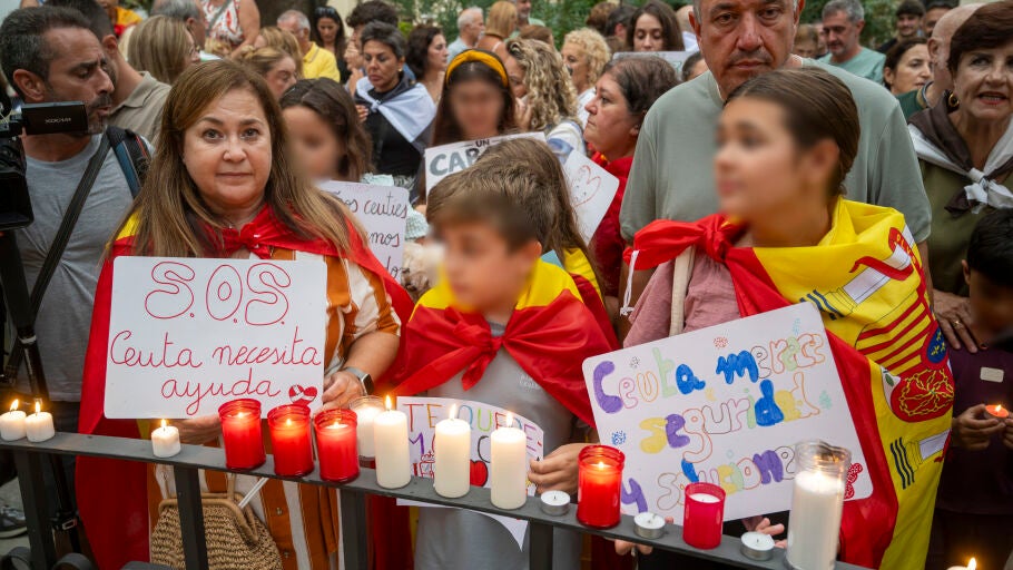 Varias personas durante una concentraci&oacute;n con velas, a 1 de septiembre de 2026, en Ceuta (Espa&ntilde;a). La convocatoria se enmarca en los actos del D&iacute;a de Ceuta, ma&ntilde;ana mi&eacute;rcoles 2 de septiembre, con concentraciones simult&aacute;neas previstas a las 20.00 en plazas y ayuntamientos de distintos puntos de Espa&ntilde;a.