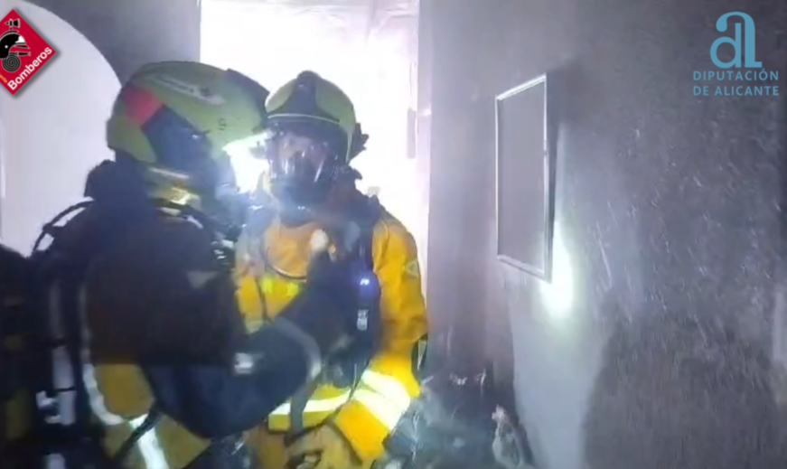 El incendio un cuadro eléctrico de un edificio de Elche sobresalta a los vecinos de la calle Ramón Vicente Serrano El incendio un cuadro eléctrico de un edificio de Elche sobresalta a los vecinos de la calle Ramón Vicente Serrano