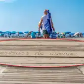 Benidorm lleva a las pasarelas de las playas una campaña de corresponsabilidad con mensajes sobre sostenibilidad y convivencia Benidorm lleva a las pasarelas de las playas una campaña de corresponsabilidad con mensajes sobre sostenibilidad y convivencia