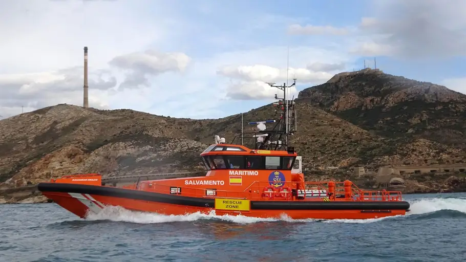 Salvamento Marítimo rescata a 19 inmigrantes en una embarcación a la deriva en Cabo de Palos Salvamento Marítimo rescata a 19 inmigrantes en una embarcación a la deriva en Cabo de Palos