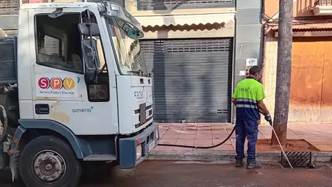Vila-real refuerza la limpieza de cerca de 4.000 imbornales ante la llegada de la temporada de lluvias intensas. Vila-real refuerza la limpieza de cerca de 4.000 imbornales ante la llegada de la temporada de lluvias intensas.