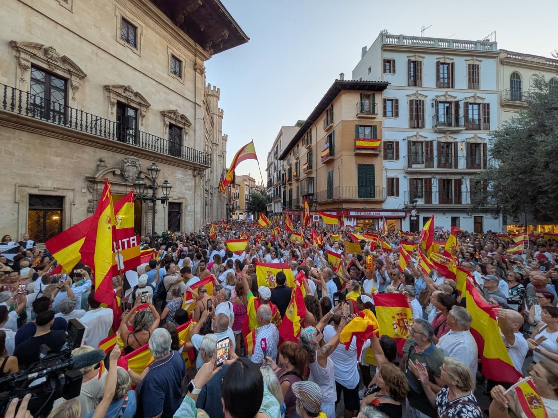 Miles de personas se concentran en Palma para mostrar su apoyo a Ceuta y exigir la dimisión de Pedro Sánchez Miles de personas se concentran en Palma para mostrar su apoyo a Ceuta y exigir la dimisión de Pedro Sánchez