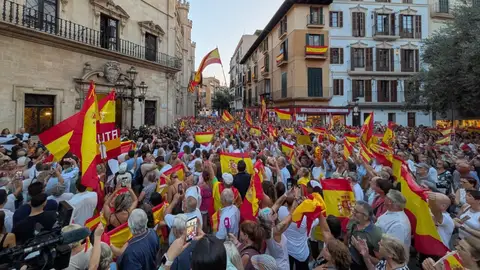 Miles de personas se concentran en Palma para mostrar su apoyo a Ceuta y exigir la dimisión de Pedro Sánchez. Miles de personas se concentran en Palma para mostrar su apoyo a Ceuta y exigir la dimisión de Pedro Sánchez.