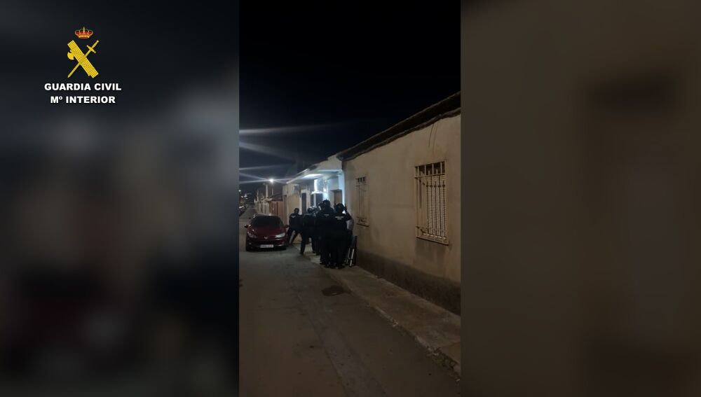 Agentes entran en una de las viviendas investigadas