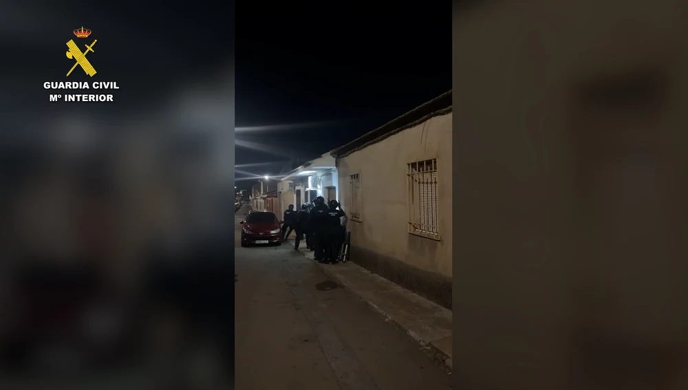 Agentes entran en una de las viviendas investigadas Agentes entran en una de las viviendas investigadas