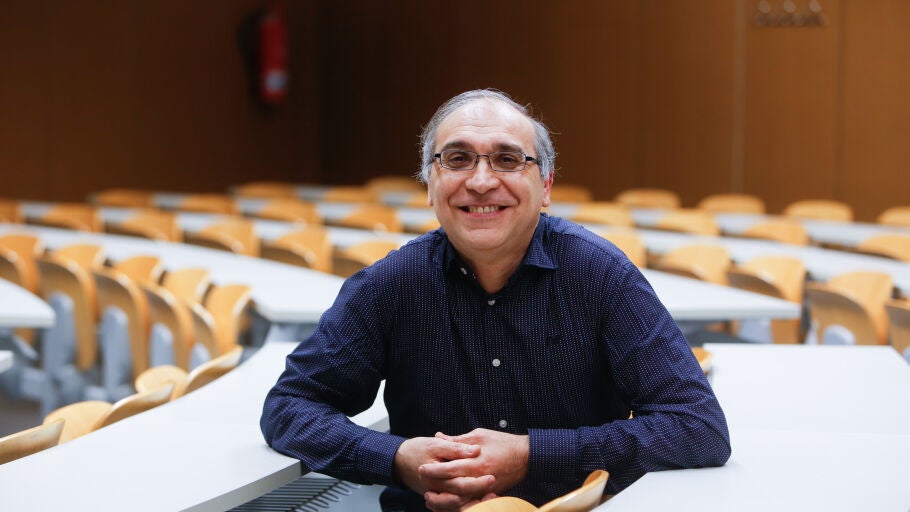Carlos G&oacute;mez Gil en un aulario de la Universidad de Alicante