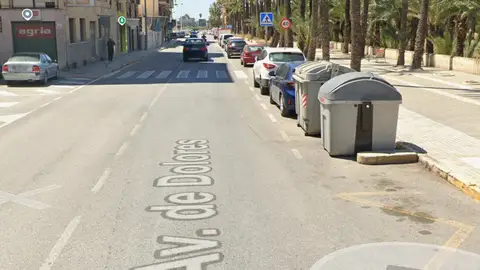 Zona de la Avenida de Dolores de Elche en la que los vecinos piden medidas parea reducir la velocidad de circulación de los vehículos. Zona de la Avenida de Dolores de Elche en la que los vecinos piden medidas parea reducir la velocidad de circulación de los vehículos.