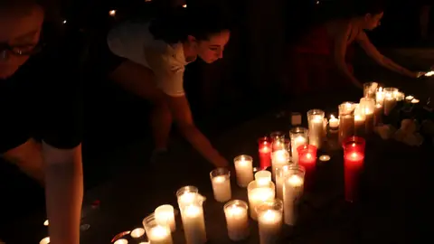 Més d'un miler de persones participen en una marxa silenciosa en record del veí apunyalat mortalment Més d'un miler de persones participen en una marxa silenciosa en record del veí apunyalat mortalment