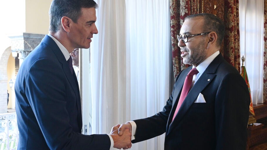 El presidente del Gobierno espa&ntilde;ol, Pedro S&aacute;nchez (i), y el rey de Marruecos, Mohamed VI (d), se saludan con motivo del primer viaje oficial de S&aacute;nchez de esta legislatura a Marruecos, a 21 de febrero de 2024, en Rabat (Marruecos).