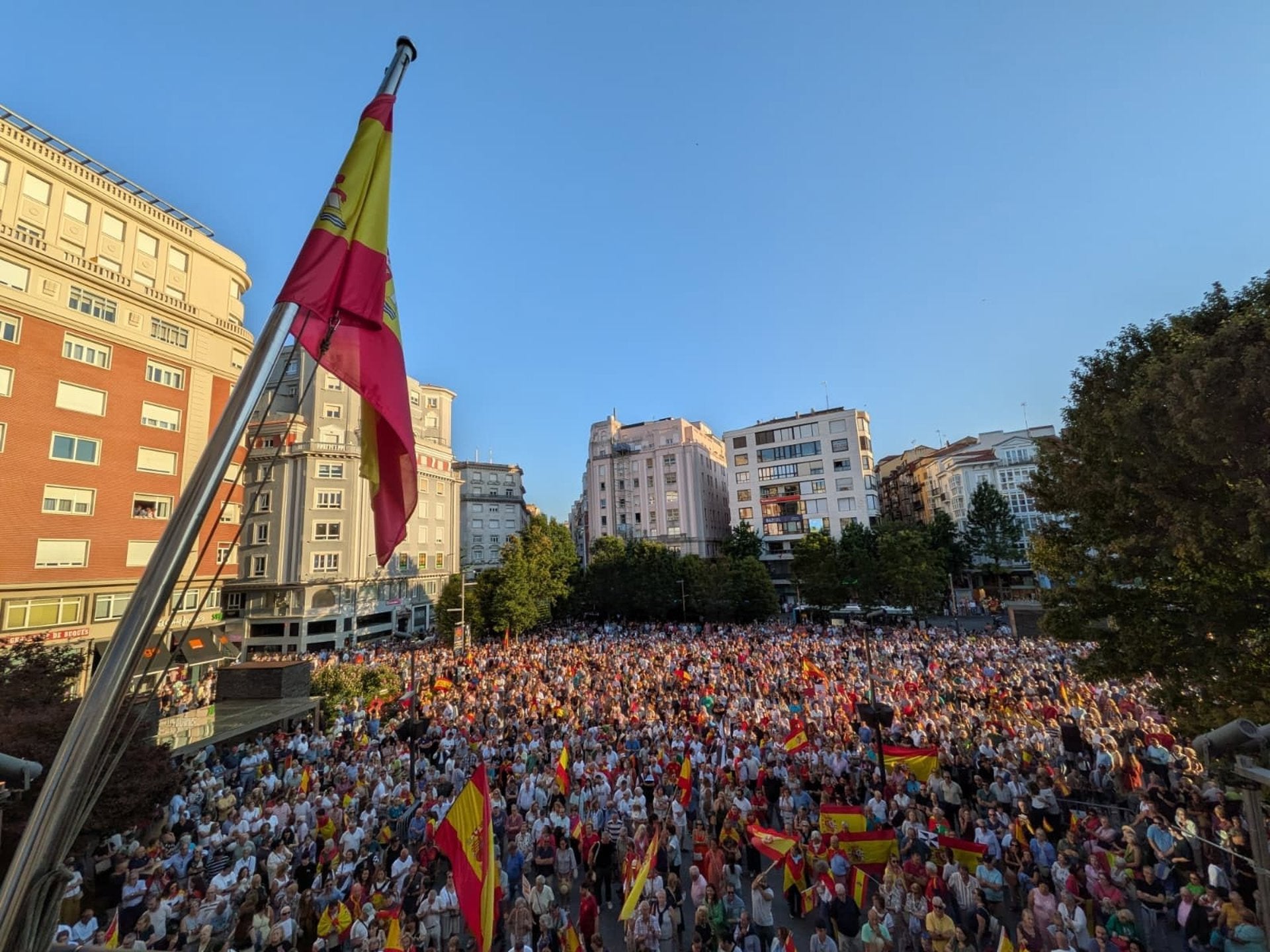 Santander se vuelca con Ceuta en una concentración multitudinaria en la plaza del Ayuntamiento Santander se vuelca con Ceuta en una concentración multitudinaria en la plaza del Ayuntamiento