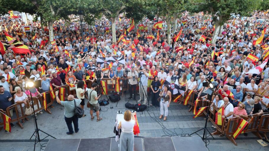 Judith Piquet, alcaldesa de Alcal&aacute; de Henares, lee un manifiesto en la concentraci&oacute;n de apoyo a Ceuta convocada frente al consistorio complutense