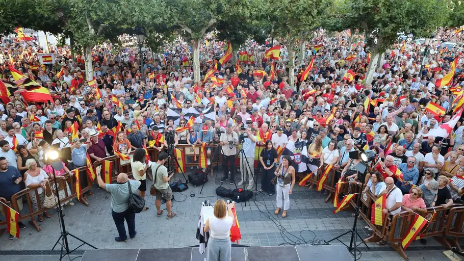 Los vecinos de Alcalá de Henares responden a la convocatoria de concentraciones en apoyo a Ceuta Judith Piquet, alcaldesa de Alcalá de Henares, lee un manifiesto en la concentración de apoyo a Ceuta convocada frente al consistorio complutense