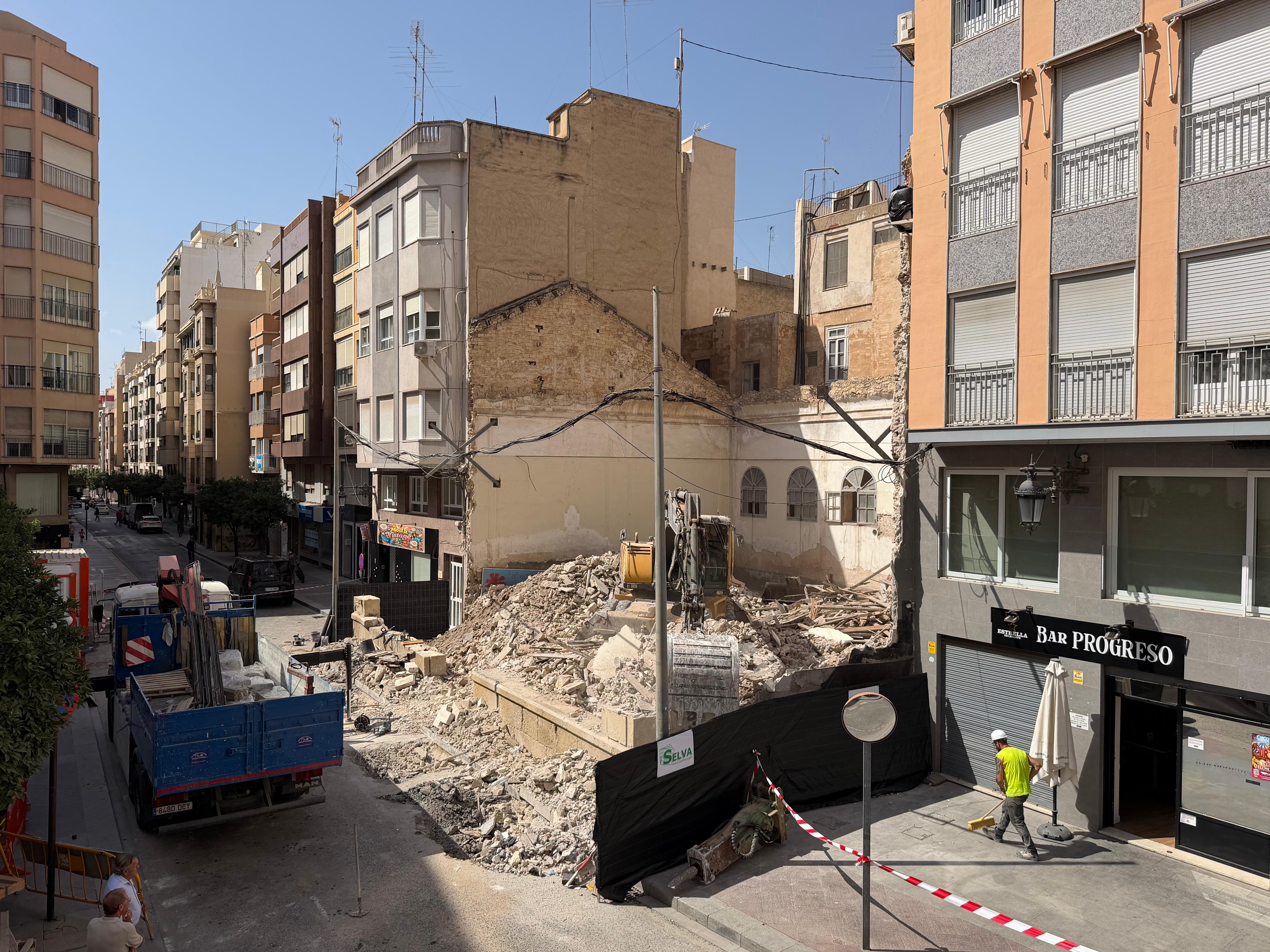 La plaza de la Constitución de Elche recupera este viernes sus dos carriles de circulación La plaza de la Constitución de Elche recupera este viernes sus dos carriles de circulación