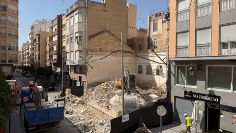 El edificio que fue sede de Riegos El Progreso en Elche ya ha sido derruido. El edificio que fue sede de Riegos El Progreso en Elche ya ha sido derruido.