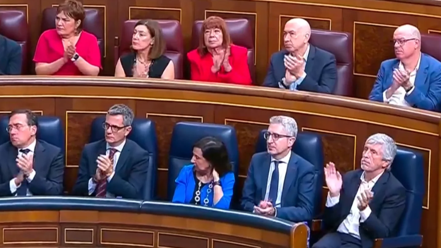 Imagen de la bancada de ministros, donde se ve a Margarita Robles no aplaudir al anuncio de Sánchez. Imagen de la bancada de ministros, donde se ve a Margarita Robles no aplaudir al anuncio de Sánchez.