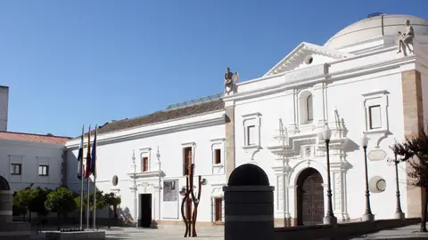 La Asamblea de Extremadura retorma los plenos con un cara a cara de Guardiola y Cotrina y la crisis de Ceuta La Asamblea de Extremadura retorma los plenos con un cara a cara de Guardiola y Cotrina y la crisis de Ceuta