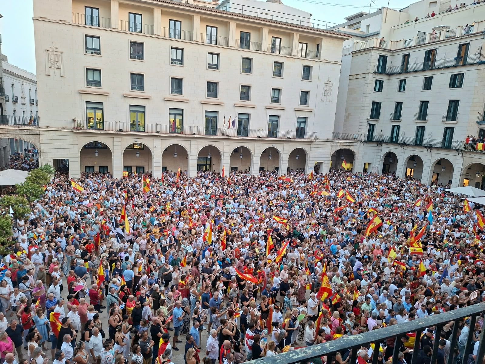 Unas 18.000 personas abarrotan el entorno del Ayuntamiento de Alicante en solidaridad con Ceuta Unas 18.000 personas abarrotan el entorno del Ayuntamiento de Alicante en solidaridad con Ceuta