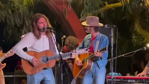 Carlos Ares se une a Leiva para cantar 'Breaking Bad' en El Náutico de San Vicente Carlos Ares se une a Leiva para cantar 'Breaking Bad' en El Náutico de San Vicente