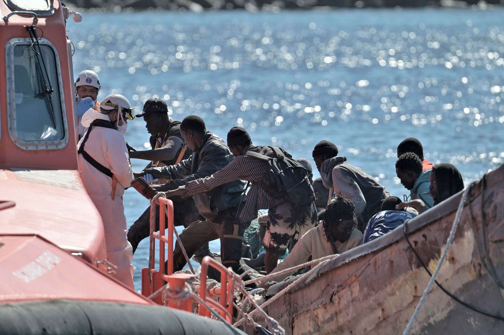 Mueren 80 personas en un cayuco a la deriva al sur de Canarias tras 26 días en el mar Mueren 80 personas en un cayuco a la deriva al sur de Canarias tras 26 días en el mar