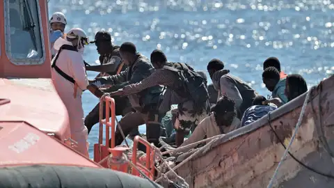 Imagen de archivo de varios migrantes rescatados por Salvamento Marítimo en aguas canarias. Imagen de archivo de varios migrantes rescatados por Salvamento Marítimo en aguas canarias.